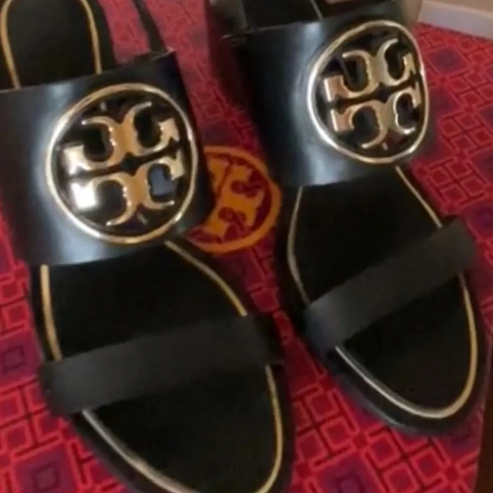 Tory Burch Perfect Black/Gold Metal Miller 65mm Wedge Veg Leather Sandal 8 NIB